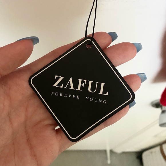 Cropped Raw-Hem Star Sweater - Picture 3 of 3